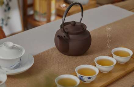 喝茶要學(xué)會(huì)“叩手禮”，泡茶要學(xué)會(huì)“伸掌禮”